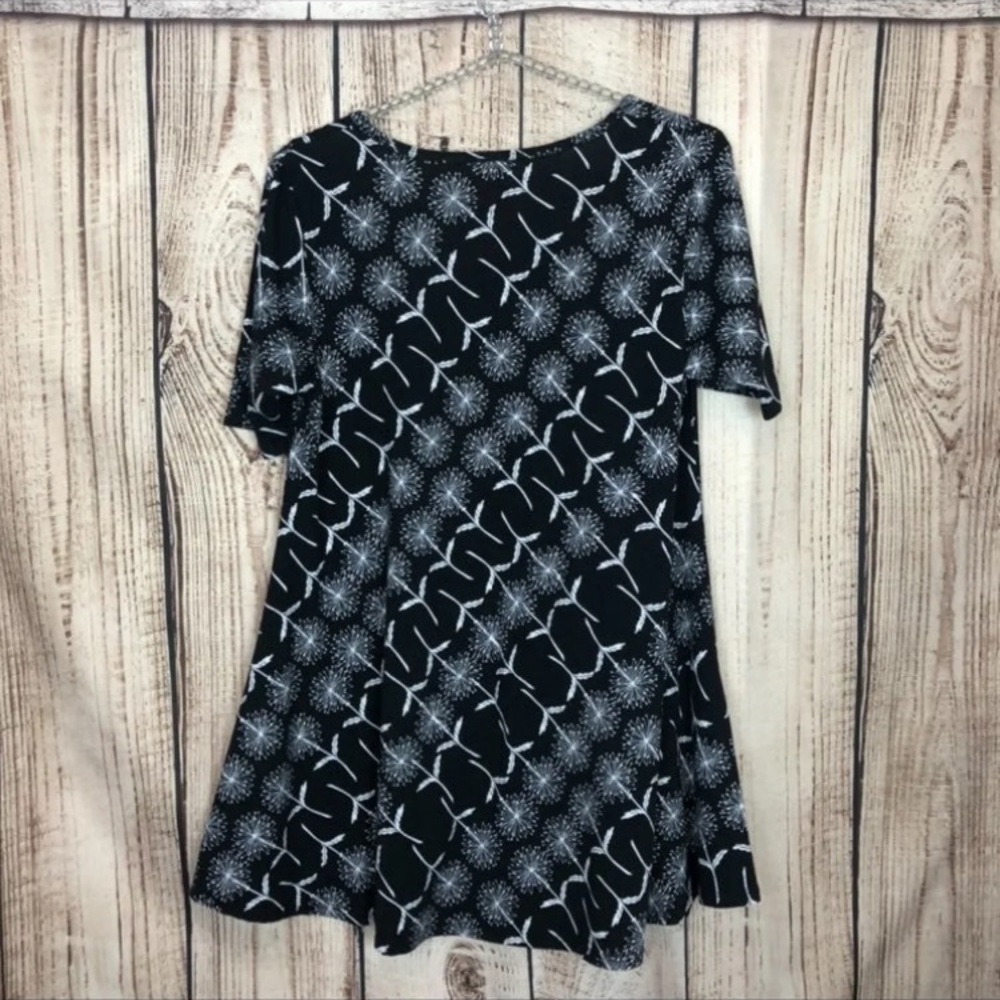 🔥5/$10🔥 LuLaRoe Black Printed Perfect T XS - Picture 4 of 7